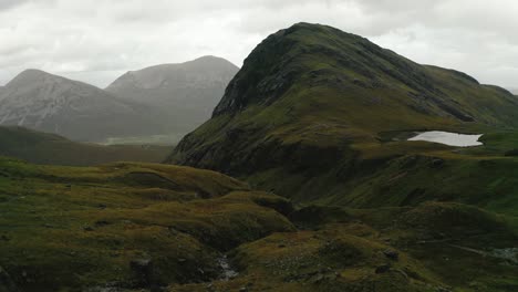 Rocas-Gigantes-Entre-Pequeños-Arroyos-Y-Paisajes-Verdes-Con-El-Fondo-Bla-Bheinn,-Todos-Originados-Durante-El-Período-Glacial-En-La-Isla-De-Skye