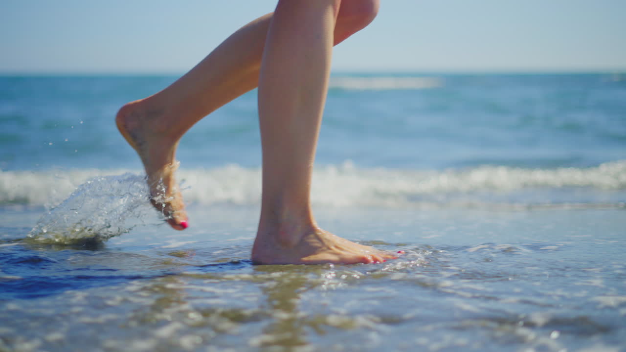Donna che cammina sulla spiaggia