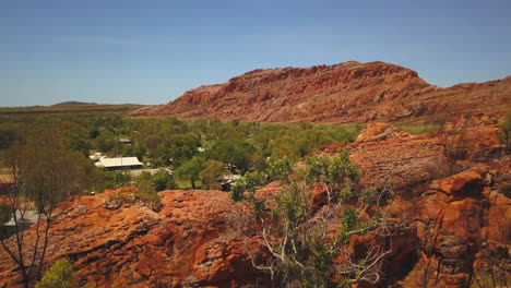 lama camballin kimberley paisaje rocas rojas dron aéreo australia occidental interior tierra aborigen temporada seca territorio del norte bajas lejanas bajo escoba darwin fitzroy cruce revelan movimiento