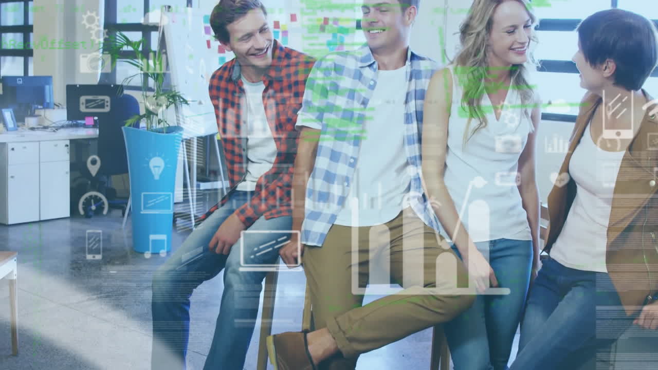 animación del procesamiento de datos con iconos sobre diversos colegas en la oficina