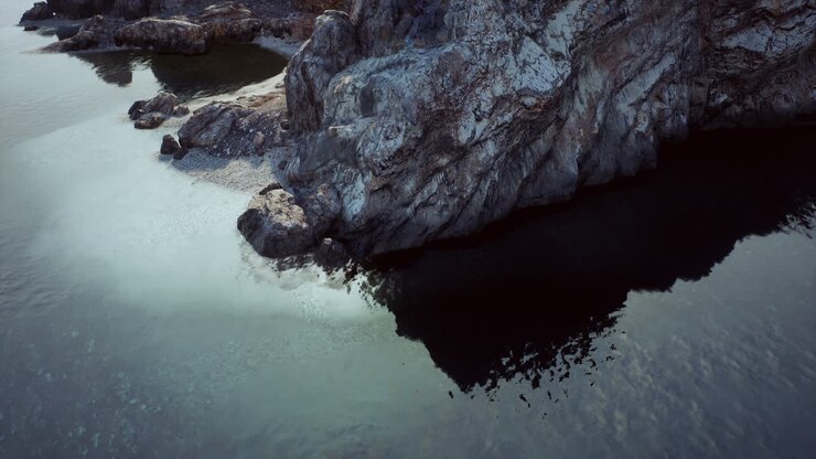 Vista aerea di una parete rocciosa con un lago o un fiume