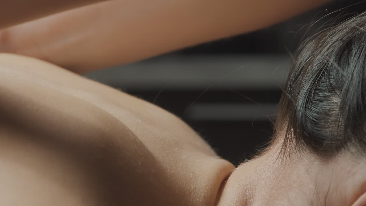 mujer recibiendo un masaje de cuello y hombros