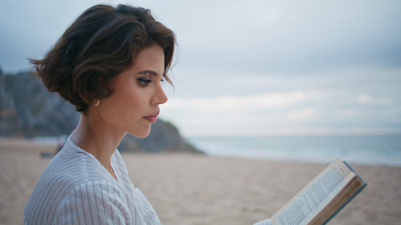 hermosa mujer leyendo playa en la isla rocosa de cerca. chica tranquila relajarse al aire libre
