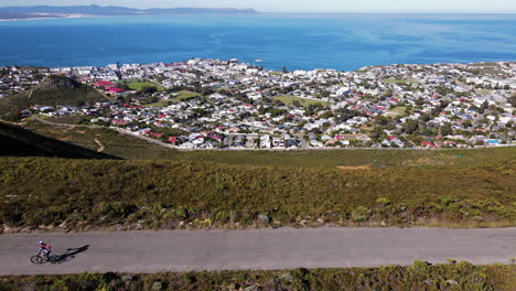 Cyclist-enjoying-panoramic-views-from-atop-Rotary-Drive-on-Klein-River-mountains