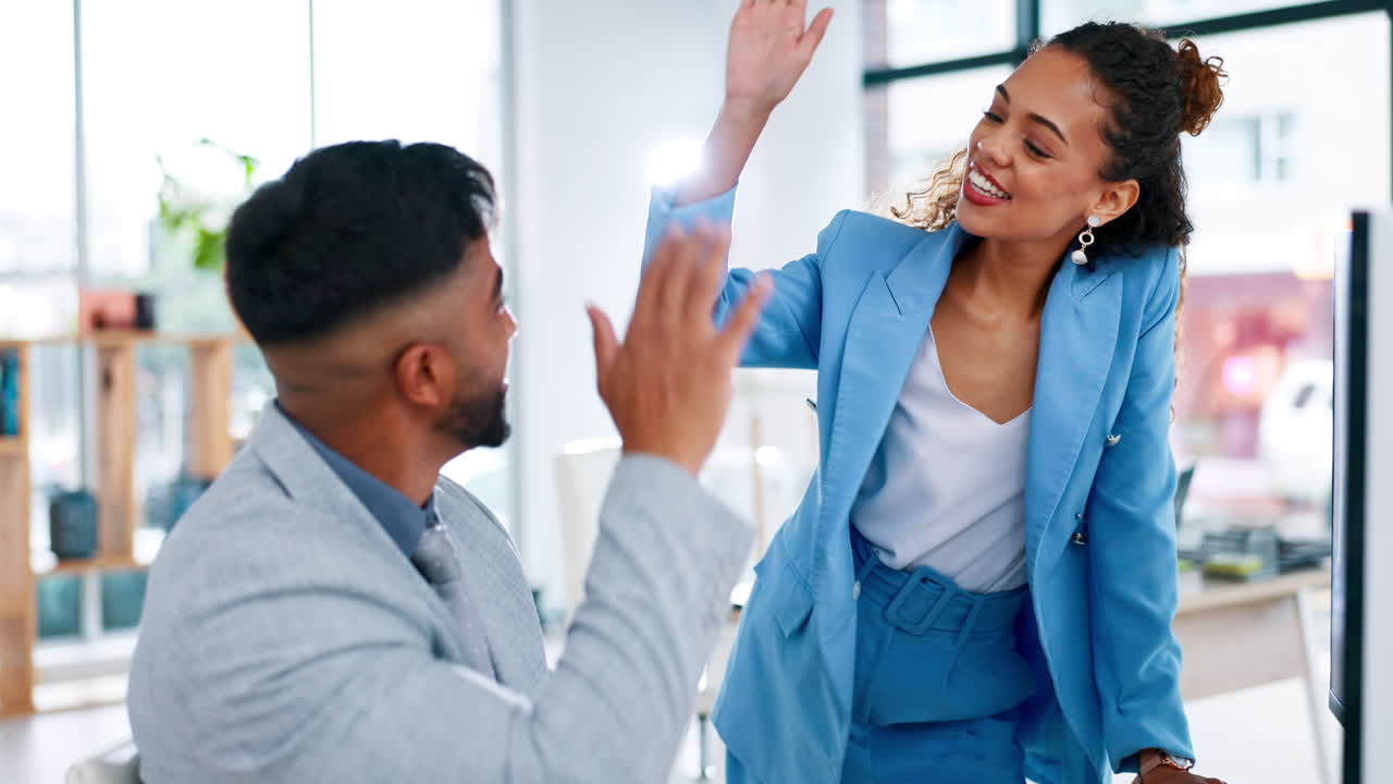 computadora, alto cinco y gente de negocios