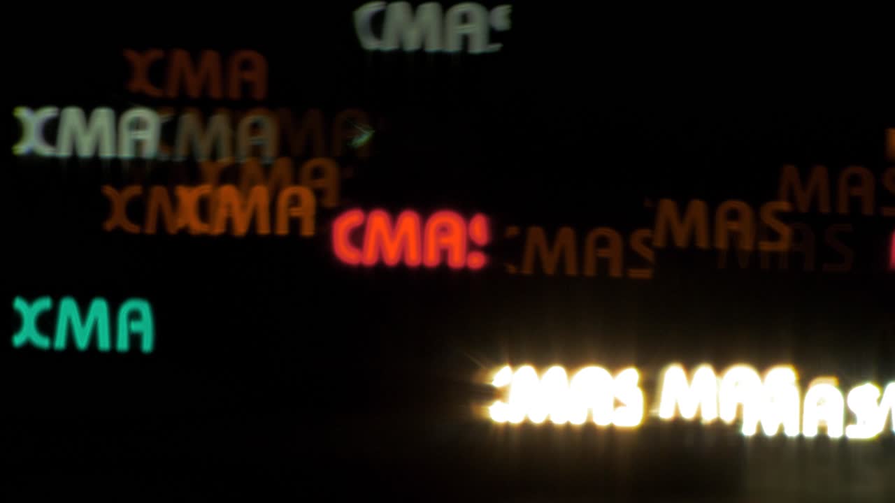 hermoso texto de navidad en forma de bokeh del coche en movimiento y semáforos en el concepto de fondo de la noche, navidad, invierno o vacaciones, espacio de copia