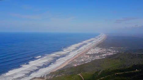 imágenes de aviones no tripulados de una playa muy larga en portugal