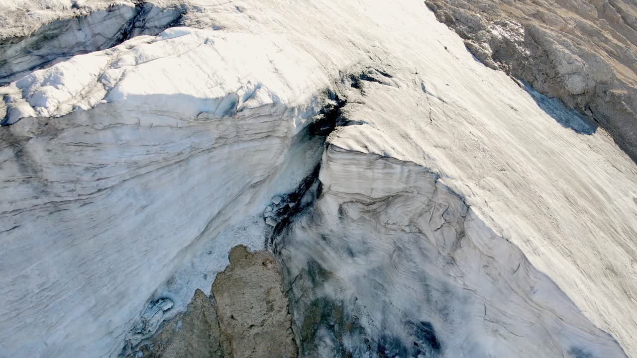 vistas aéreas de la montaña marmolada en los dolomitas, italia