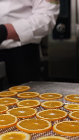 el chef secando rebanadas de naranja