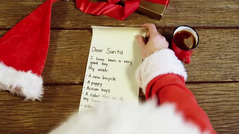 Der-Weihnachtsmann-Liest-Einen-Brief