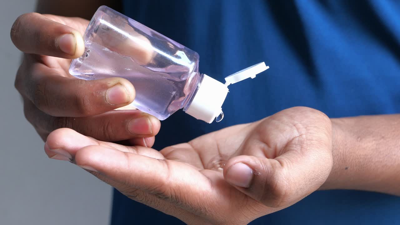 aplicación de desinfectante para las manos