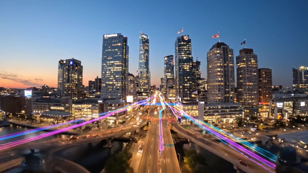 Impresionante atardecer urbano: cautivadoras vistas del paisaje urbano bajo un puente con hermosas luces y banderas coloridas reflejándose en el agua en un vibrante ambiente nocturno