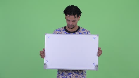 un jeune homme africain avec des dreadlocks.