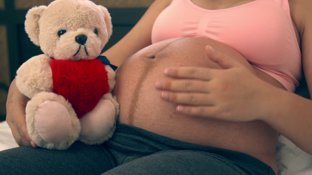 mujer embarazada feliz y esperando un bebé en casa.