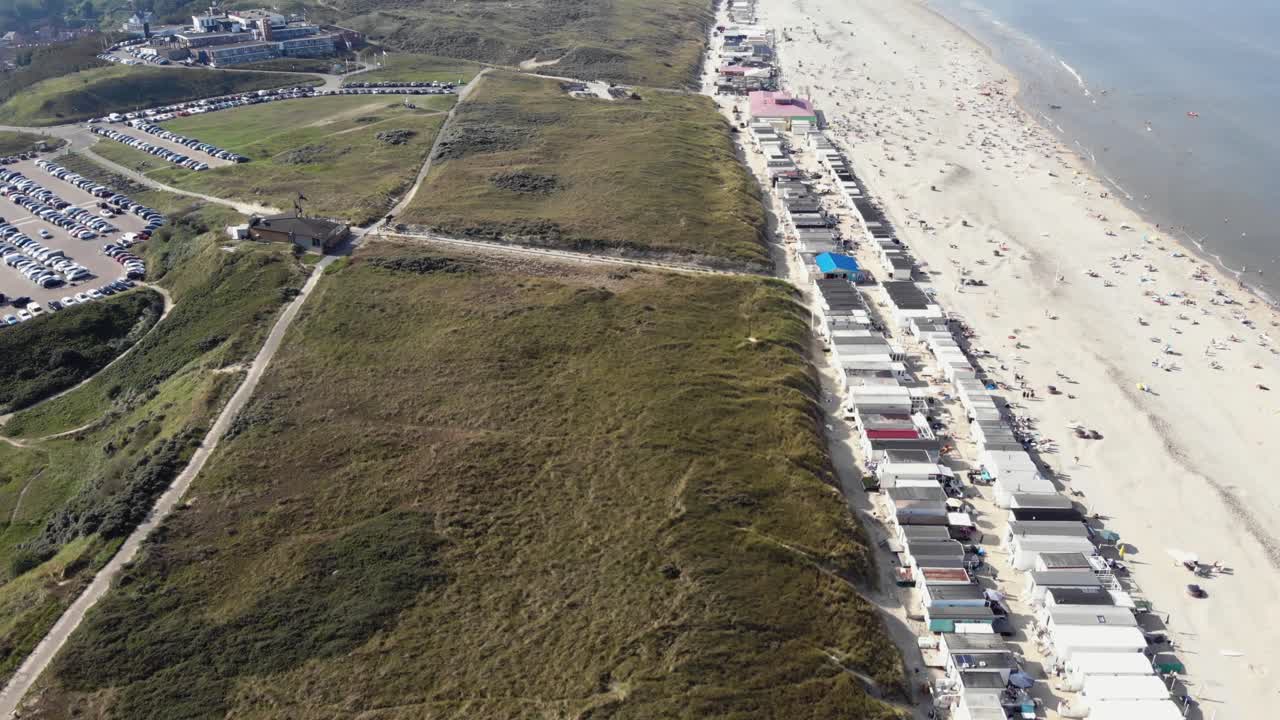 paisaje marino con casas cerca de la playa en wijk aan zee, holanda del norte, países bajos - sobrevolar toma aérea