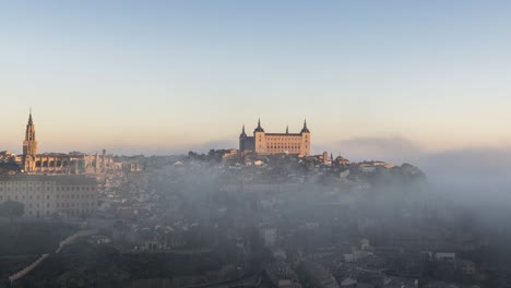 Pintoresco-Paisaje-De-La-Ciudad-Medieval-En-La-Niebla-Al-Amanecer