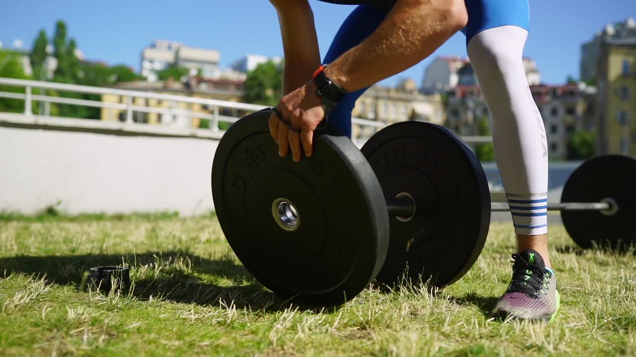야외에서 무게를 들어 올리는 남자