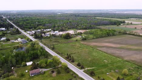 toma aérea volando sobre el este rural de gwillimbury, ontario en un día nublado