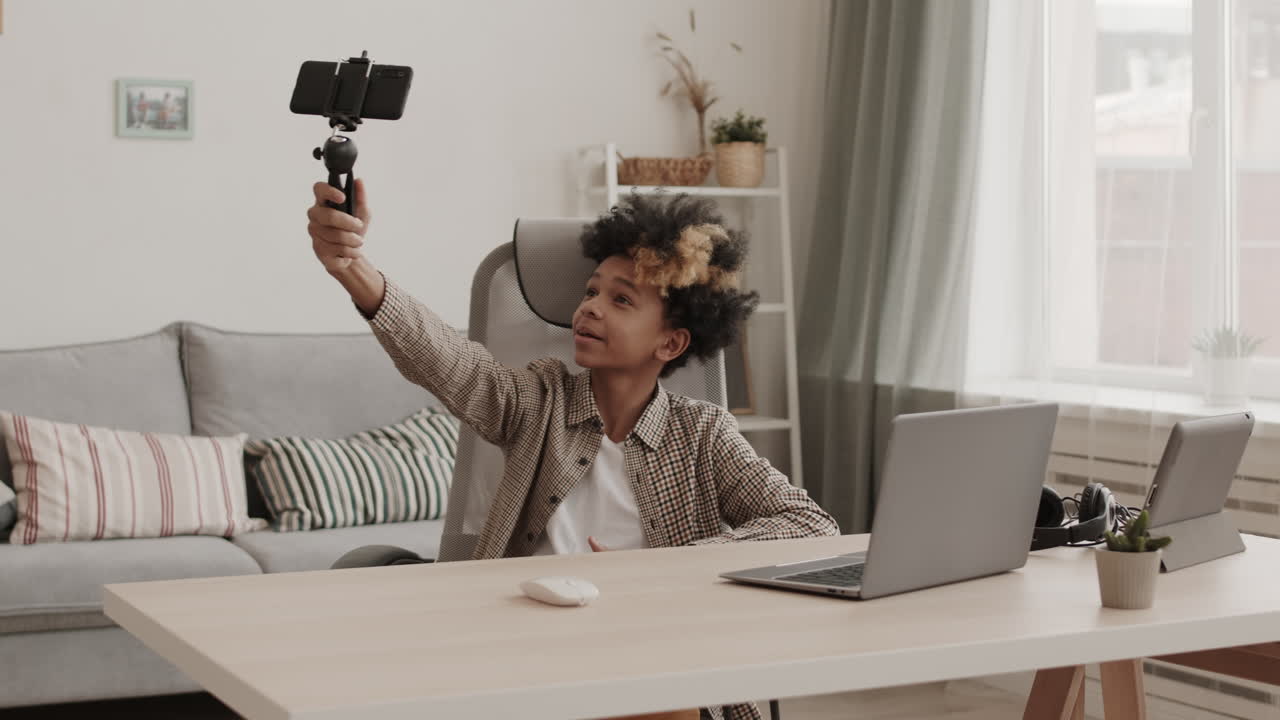 Ragazzo pieno di energia si riprende con lo smartphone