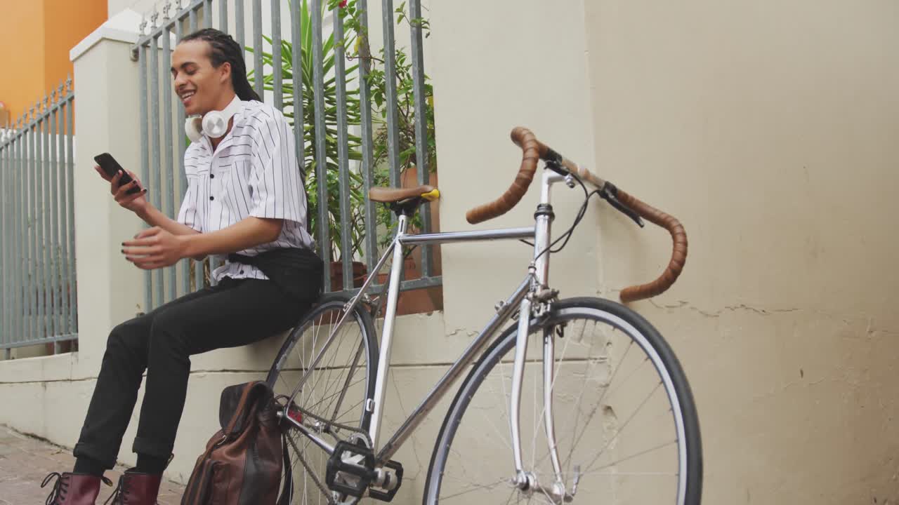 밖에서  ⁇ 드폰을 사용하는 혼성 인종 남성