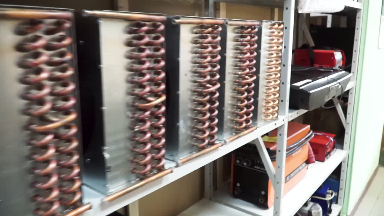 almacenamiento de equipos industriales en estantes