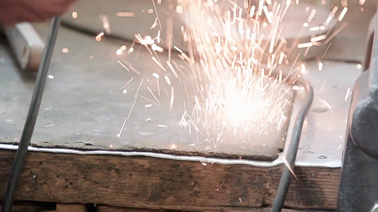 슬로우 모션 앵글 그라인더의 스파크