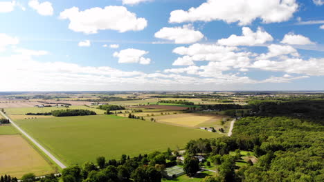 imágenes de drones sobre tierras de cultivo en michigan