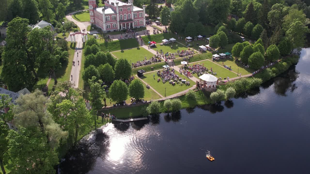 푸른 공원 에 위치한 비린 성 의 작은 마을 의 공중 사진