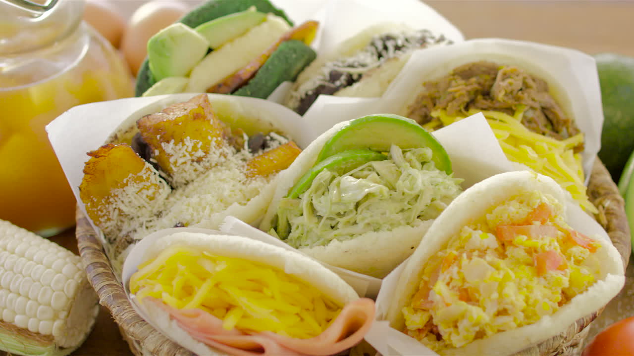 arepas, plato venezolano hecho de harina de maíz