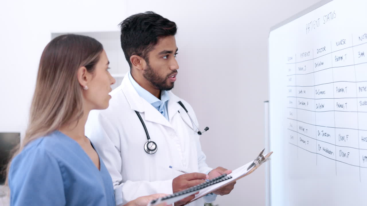 trabajo en equipo, médico o enfermera con investigación a bordo