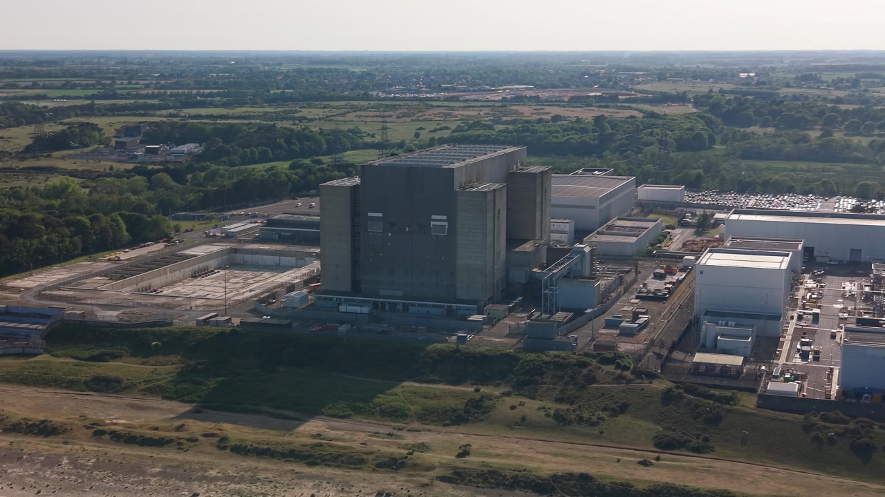 Vista aérea con dron de la Central Nuclear Sizewell B en la costa de Suffolk, Inglaterra.