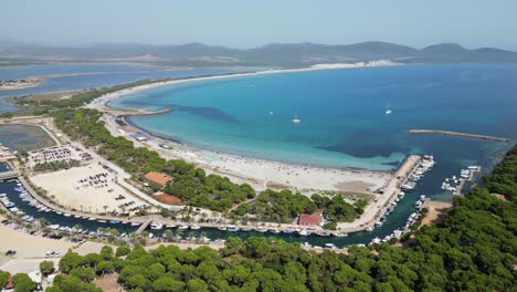 Porto-Pino-Strand,-Hafen,-Boote-Und-Bucht-In-Sardinien,-Italien---4k-Antenne