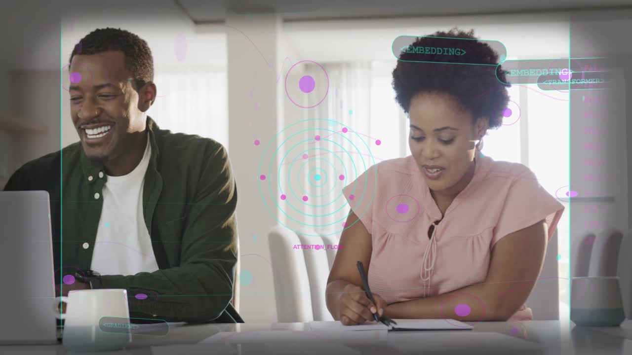 Un homme pointe un ordinateur portable, déclenchant une superposition holographique. Une femme écrit pendant qu'un homme tape, collaborant sur un projet technologique.
