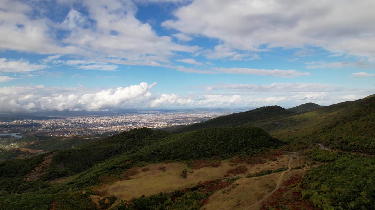paisaje otoñal en un día nublado con colinas coloridas y fondo de ciudad en tirana