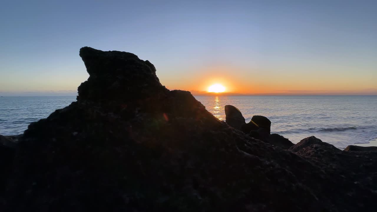 Klippeformationer på Masoala Strand ved solnedgang. Madagaskar