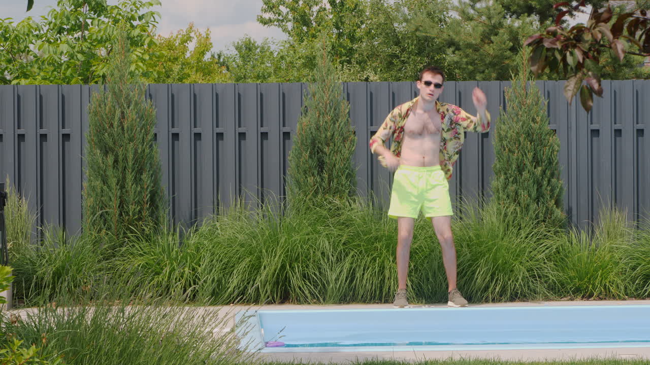 hombre bailando junto a la piscina