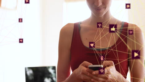 animación de la red de conexiones con iconos de los medios sobre la mujer caucásica que usa un teléfono inteligente