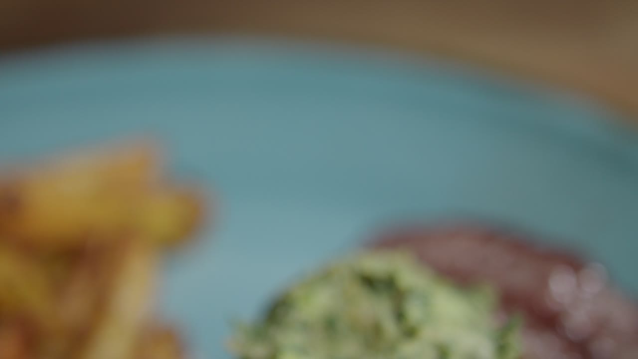 bistec a la parrilla con mantequilla de café de parís como acompañamiento, de cerca