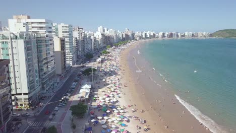 un hermoso día soleado en guarapari praia do morro playa en espirito santo
