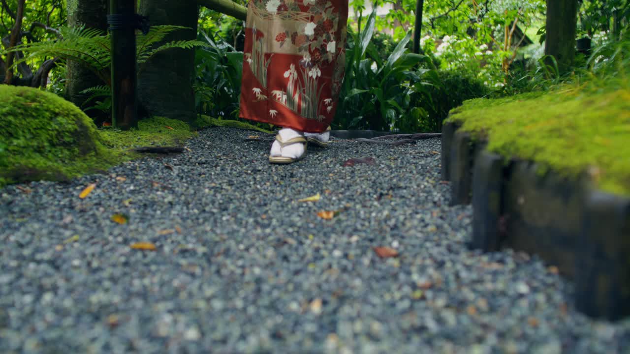 mujer en kimono caminando por un jardín japonés