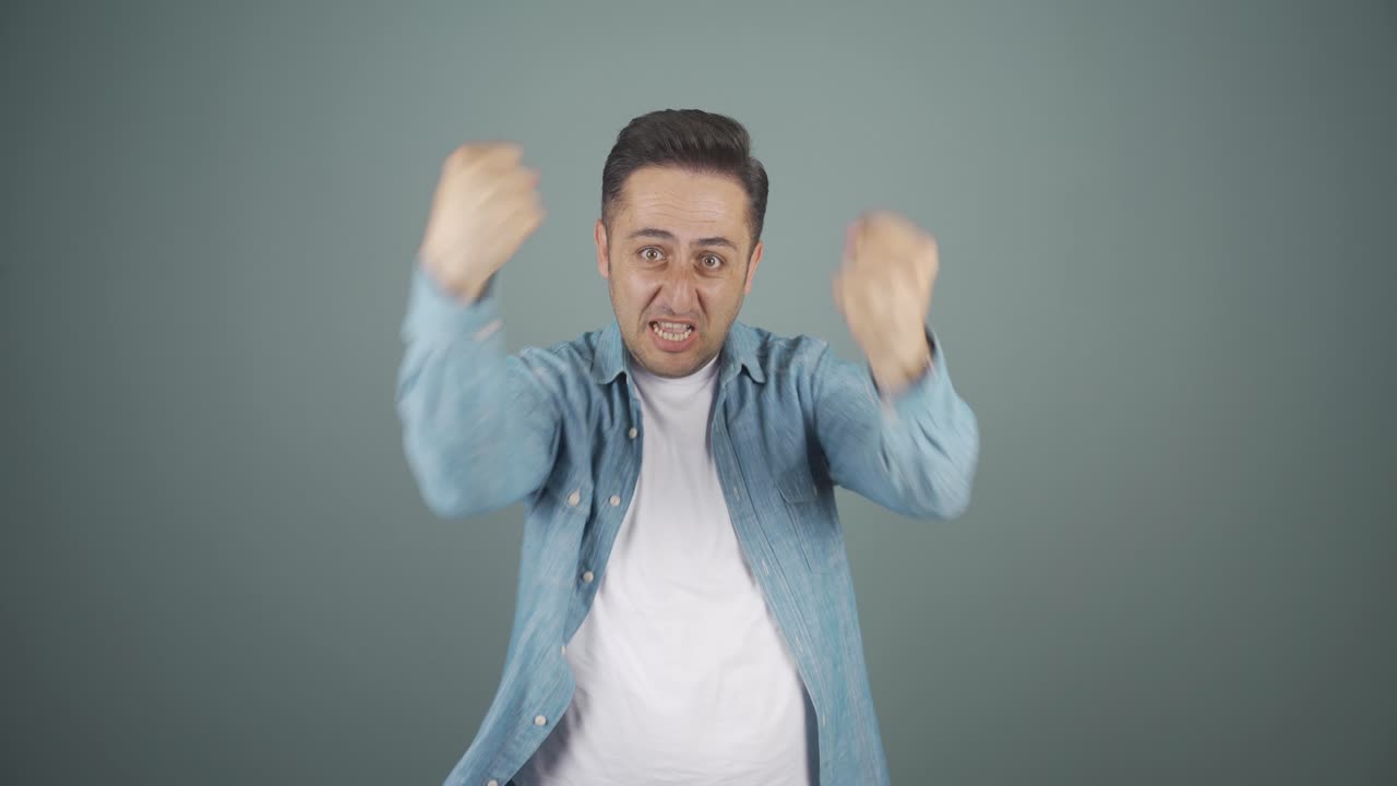 카메라 앞에서 동기부여 연설을 하는 남자