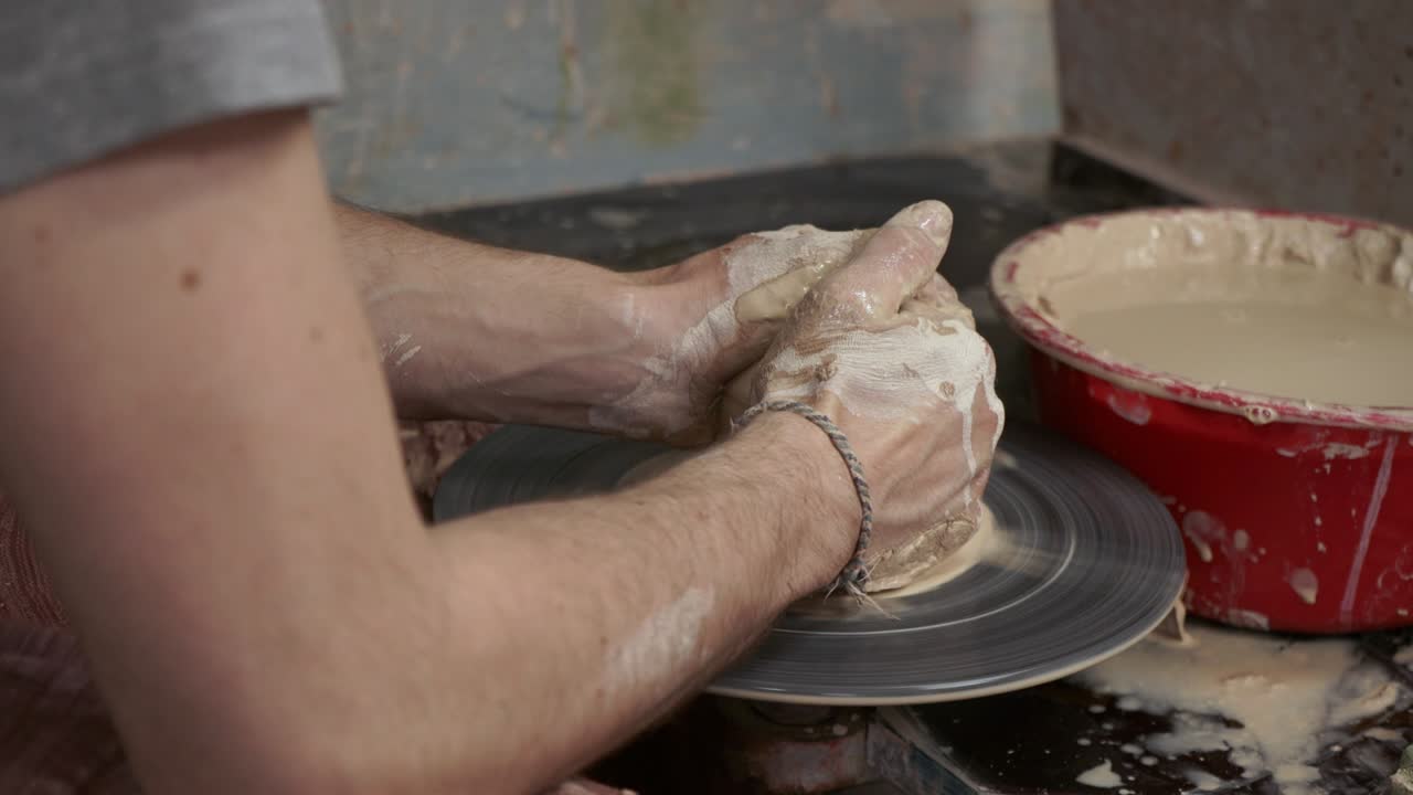 el alfarero hace una jarra de arcilla. ceramista. un hombre hace un jarrón en la rueda del alfarero