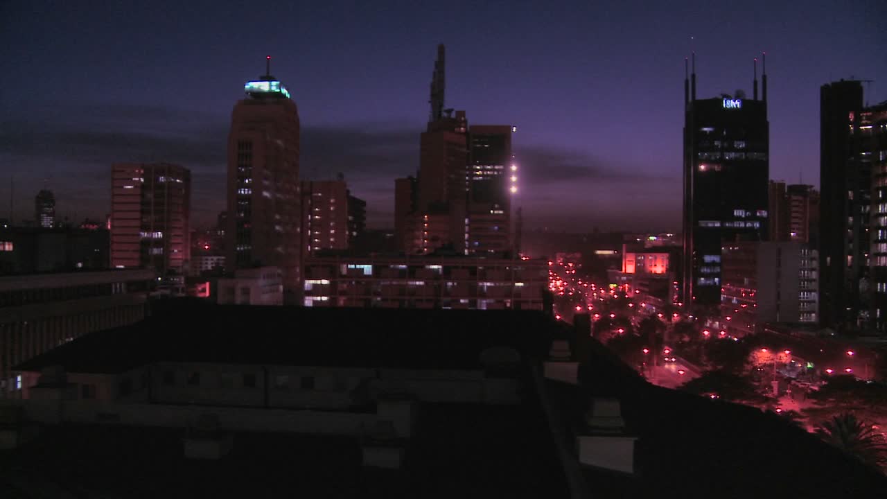 panorâmica lenta no horizonte noturno de nairóbi, quênia
