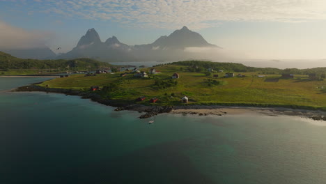 Eurasische-Austernfischervögel-Fliegen-In-Der-Nähe-Des-Küstendorfes-Auf-Der-Insel-Holdoya-In-Nordland,-Norwegen