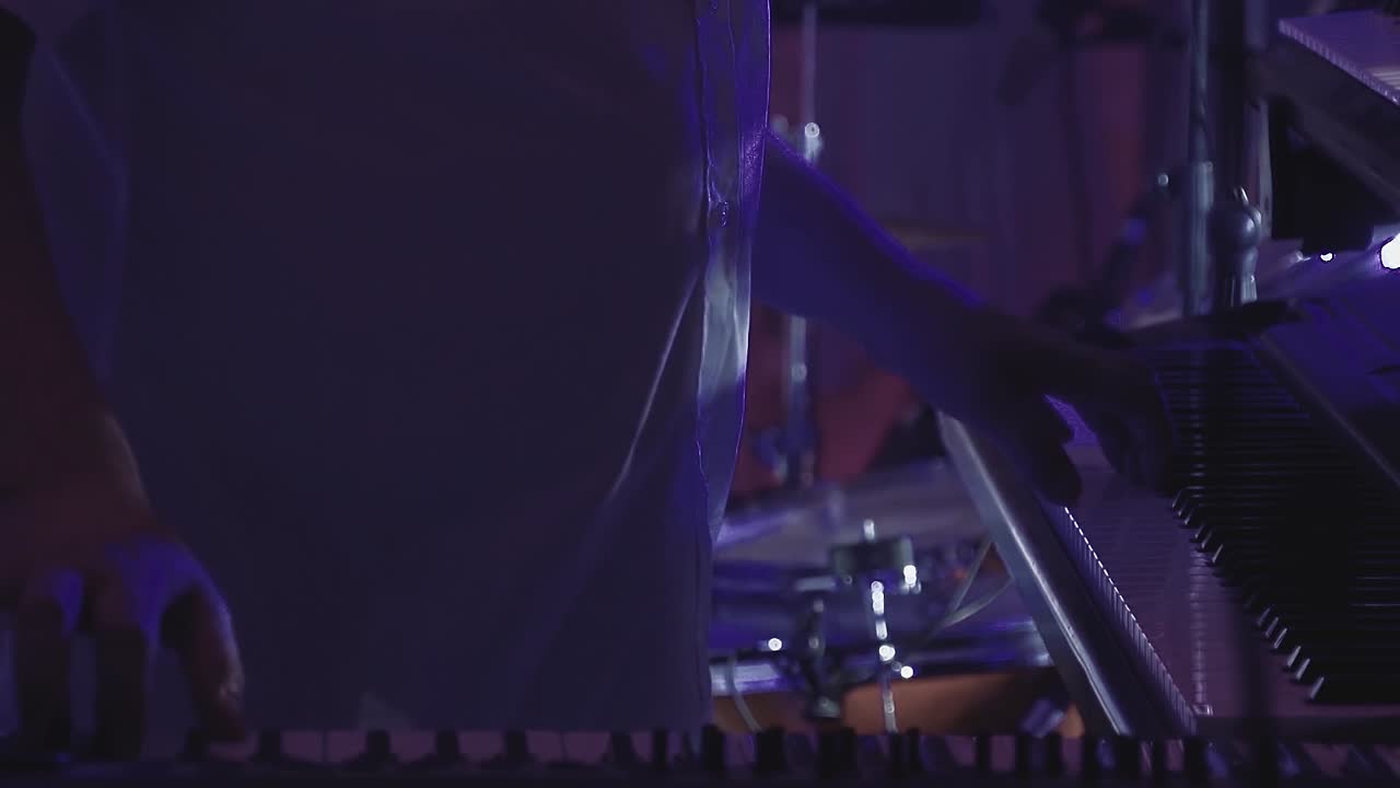 il tastierista suona diversi strumenti musicali