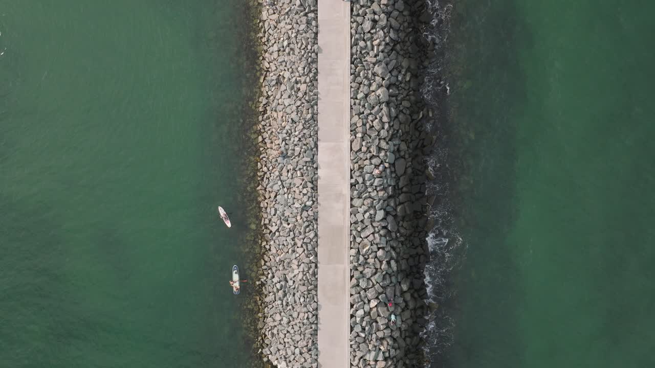 루마니아 콘스탄츠의 레나 해변 피어 - 위에서 아래로