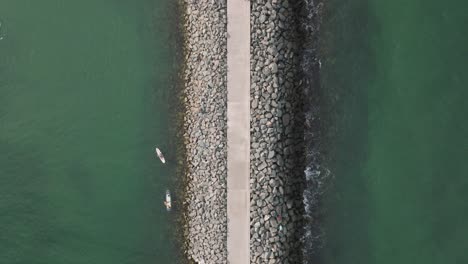 Reyna-Beach-Pier-In-Constanța,-Romania---aerial-top-down