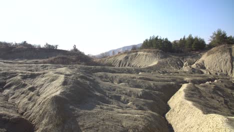 interesante vista volcán de barro burbuja hirviendo