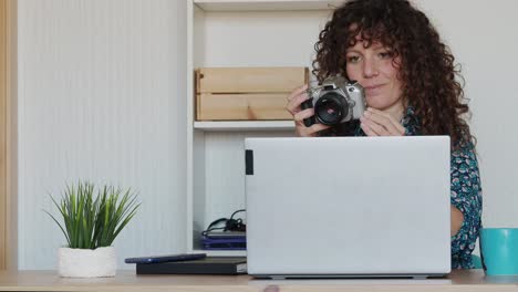 fotógrafo sonriente trabajando en la oficina de casa