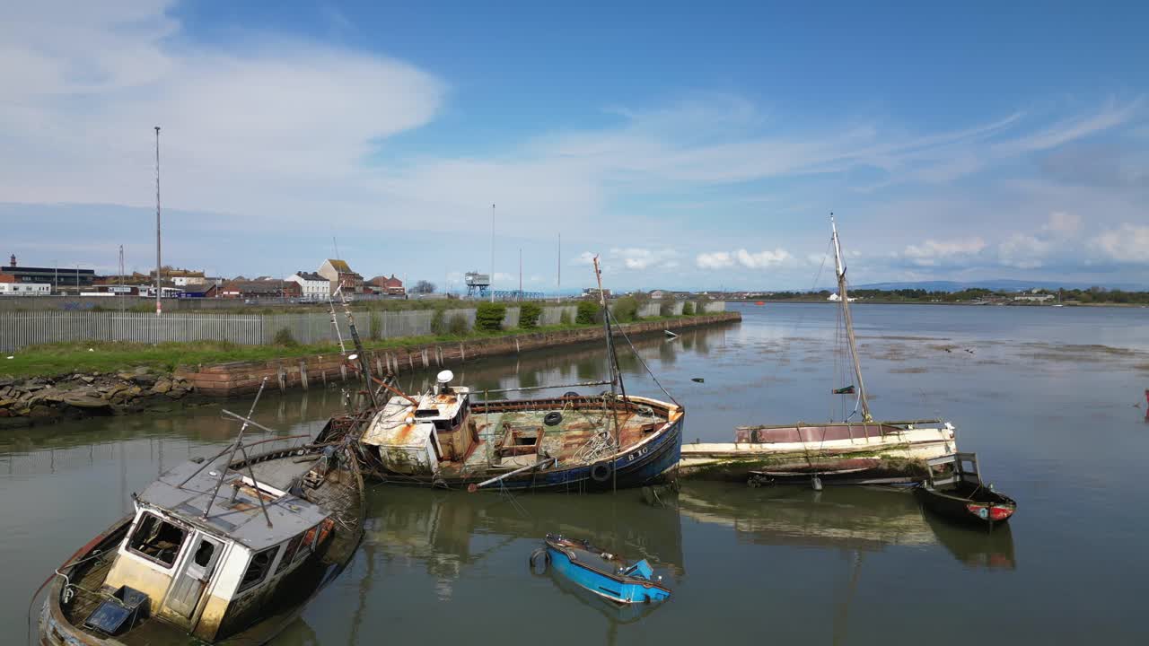seis naufragios en aguas tranquilas cerca del muelle en el río wyre en los muelles de fleetwood lancashire reino unido